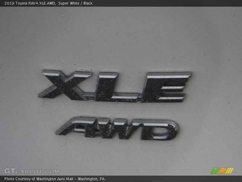 Super White / Black 2019 Toyota RAV4 XLE AWD