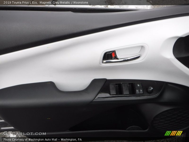 Magnetic Grey Metallic / Moonstone 2019 Toyota Prius L Eco