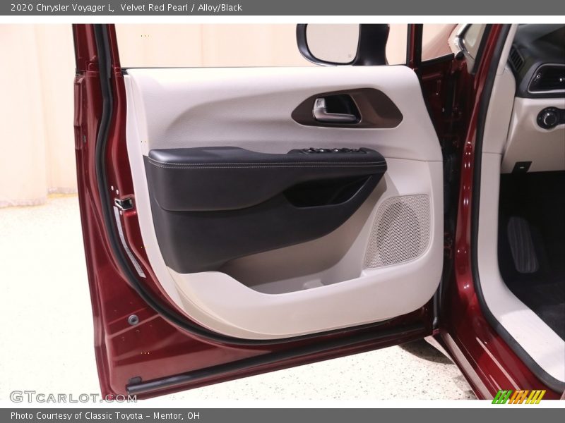 Velvet Red Pearl / Alloy/Black 2020 Chrysler Voyager L