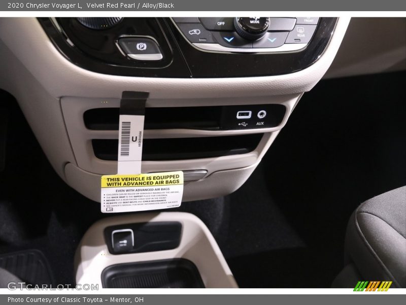 Velvet Red Pearl / Alloy/Black 2020 Chrysler Voyager L