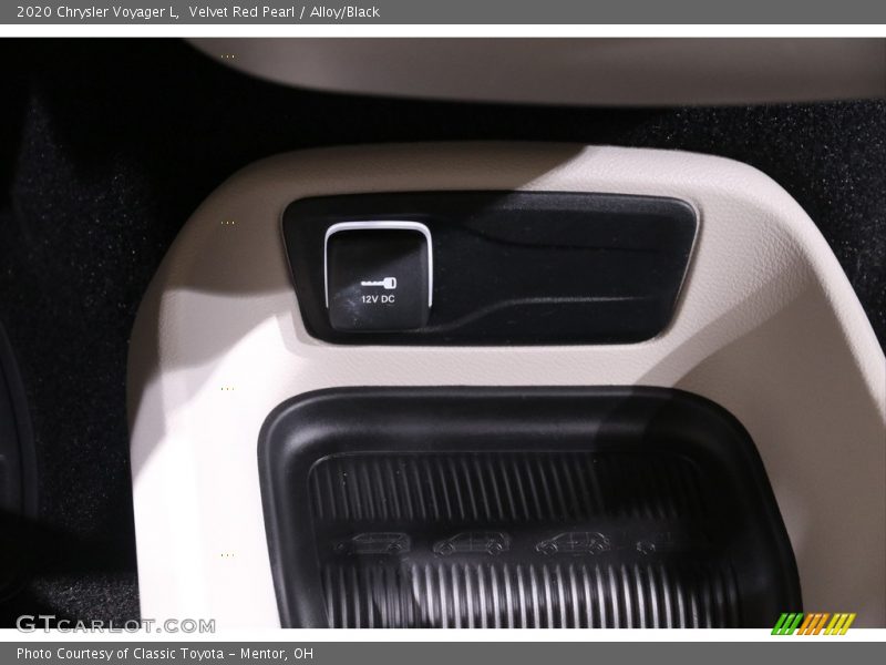 Velvet Red Pearl / Alloy/Black 2020 Chrysler Voyager L