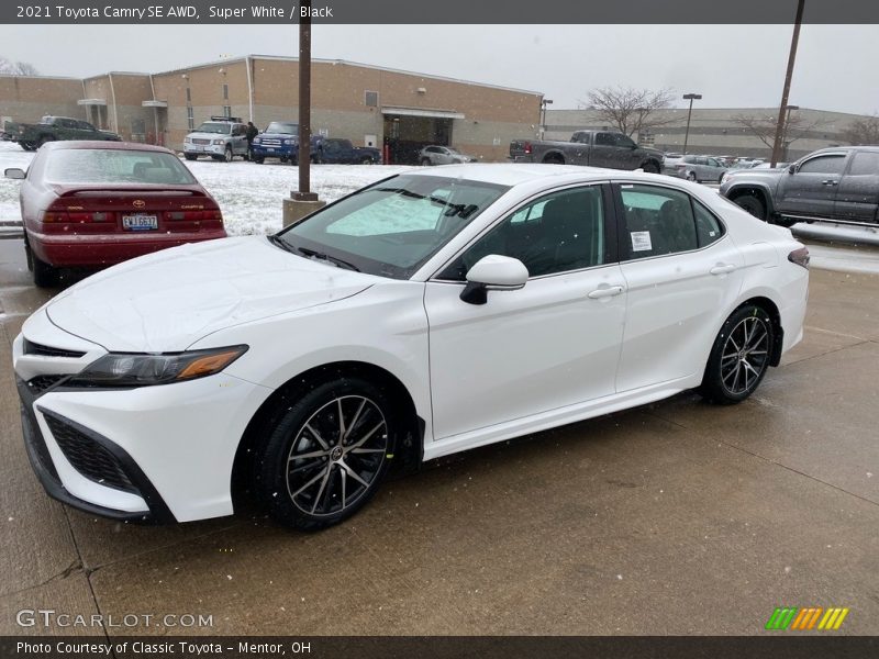 Super White / Black 2021 Toyota Camry SE AWD