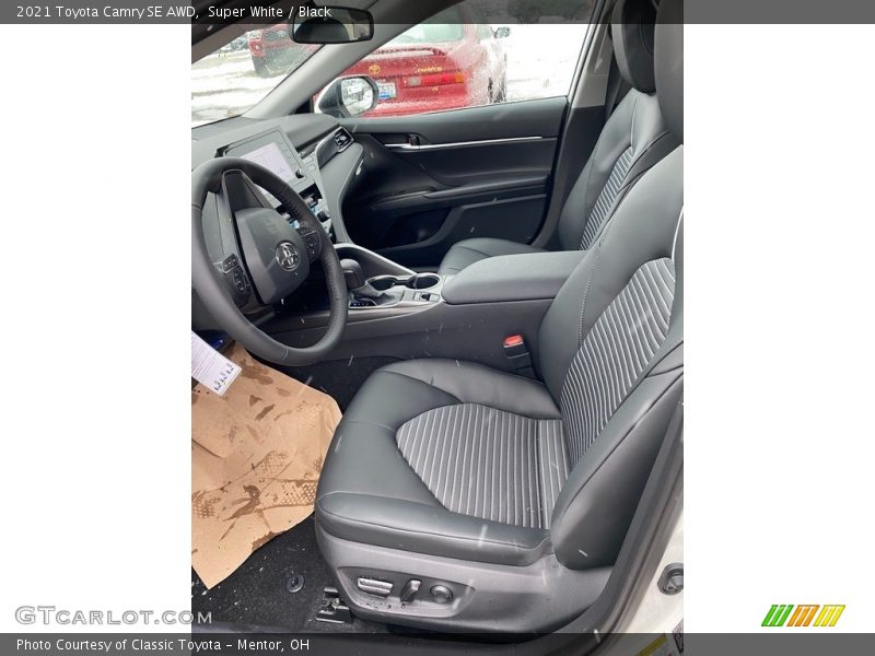 Super White / Black 2021 Toyota Camry SE AWD