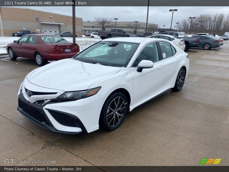 Super White / Black 2021 Toyota Camry SE AWD