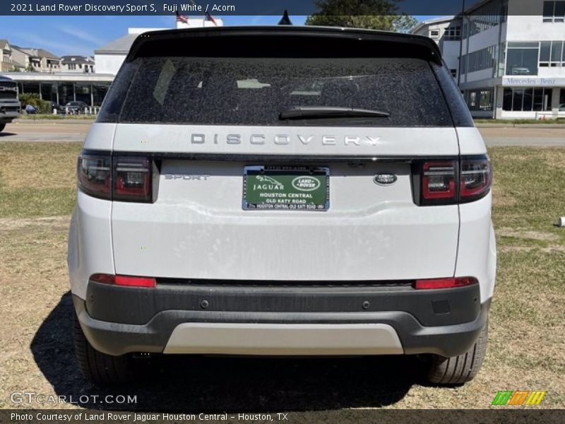 Fuji White / Acorn 2021 Land Rover Discovery Sport S