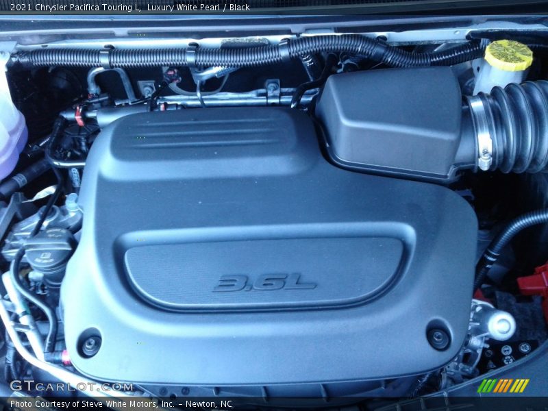 Luxury White Pearl / Black 2021 Chrysler Pacifica Touring L