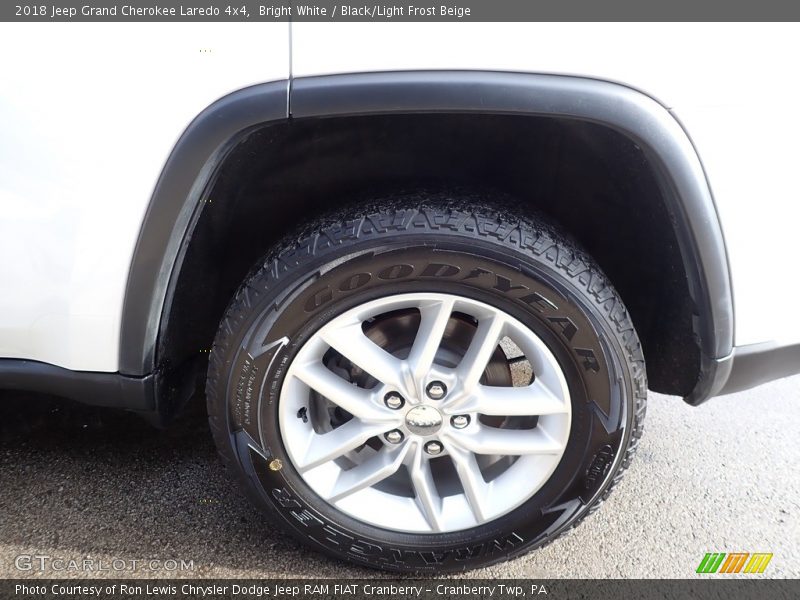 Bright White / Black/Light Frost Beige 2018 Jeep Grand Cherokee Laredo 4x4