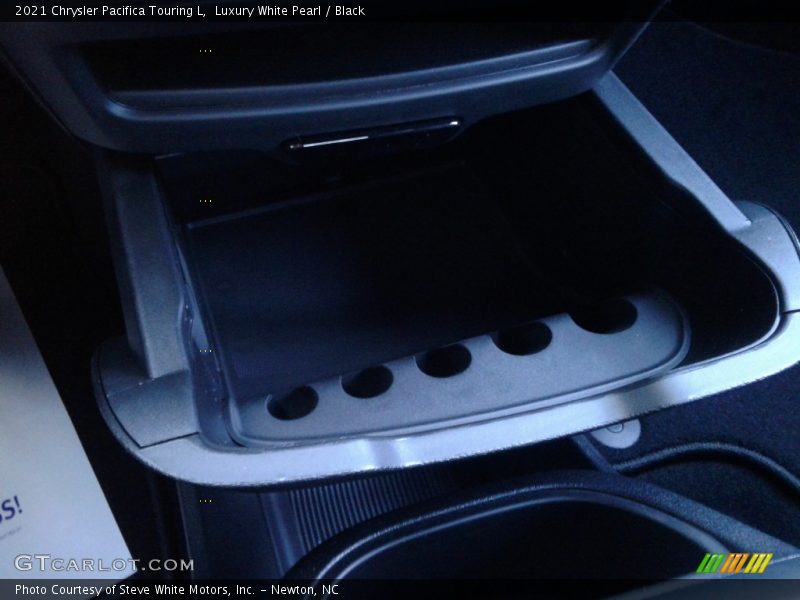 Luxury White Pearl / Black 2021 Chrysler Pacifica Touring L