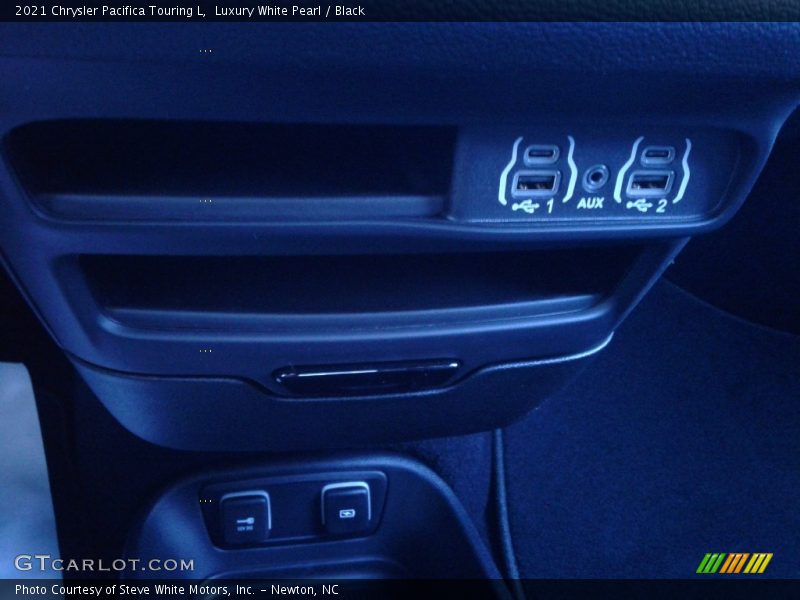 Luxury White Pearl / Black 2021 Chrysler Pacifica Touring L