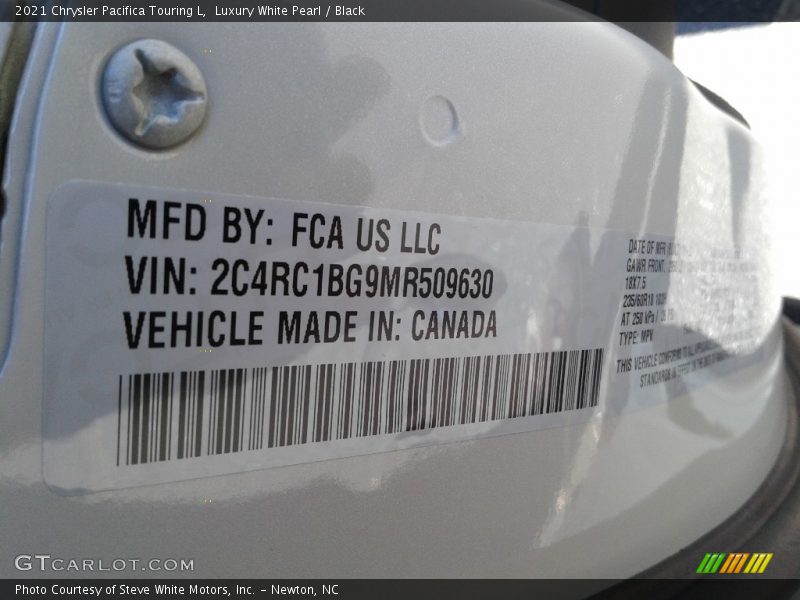 Luxury White Pearl / Black 2021 Chrysler Pacifica Touring L