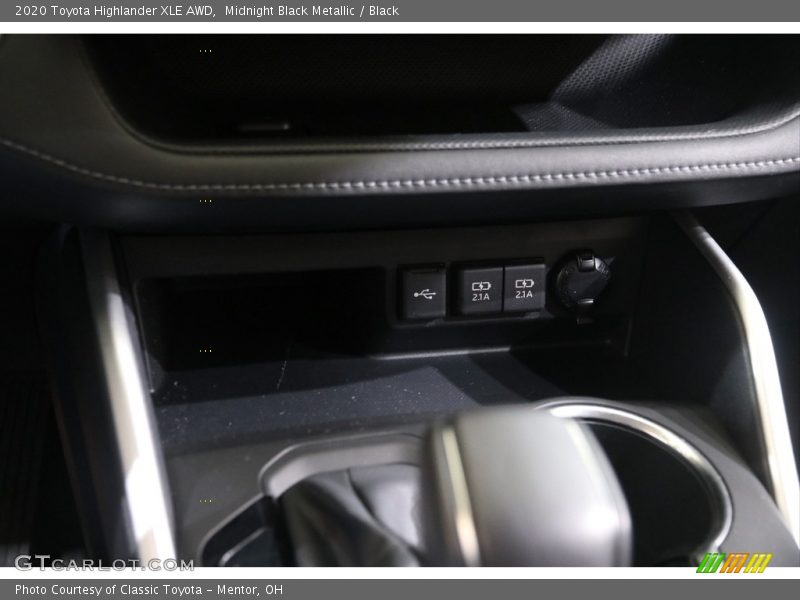 Midnight Black Metallic / Black 2020 Toyota Highlander XLE AWD