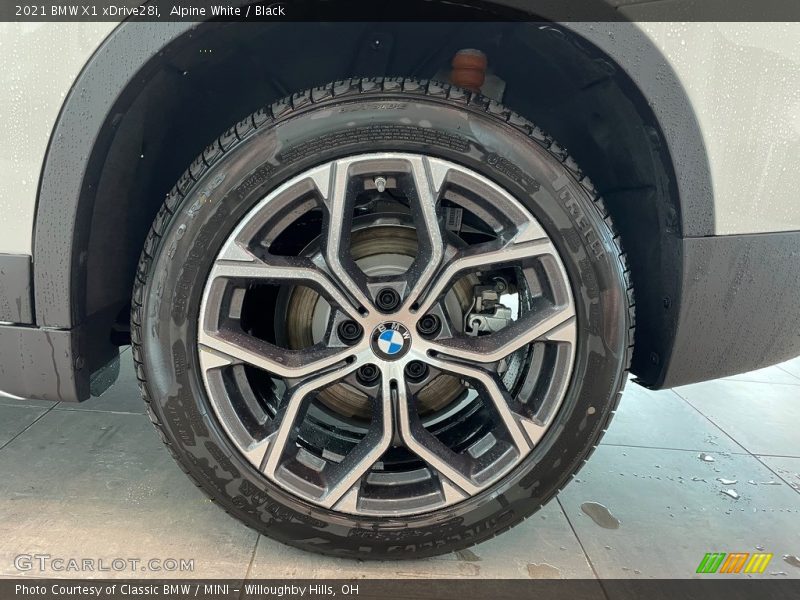Alpine White / Black 2021 BMW X1 xDrive28i