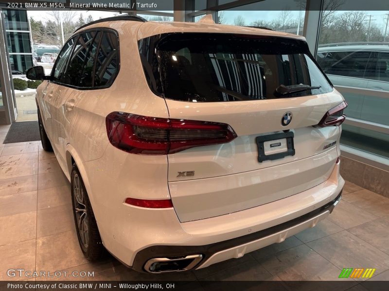Mineral White Metallic / Tartufo 2021 BMW X5 M50i