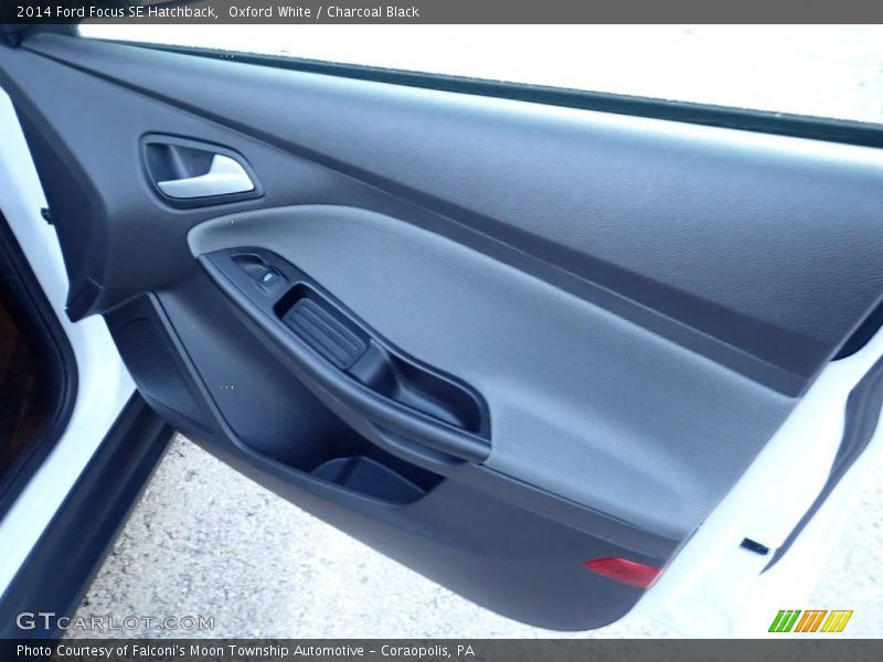 Oxford White / Charcoal Black 2014 Ford Focus SE Hatchback