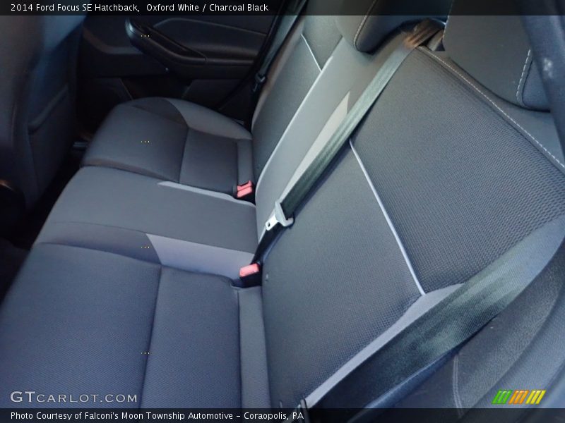 Oxford White / Charcoal Black 2014 Ford Focus SE Hatchback