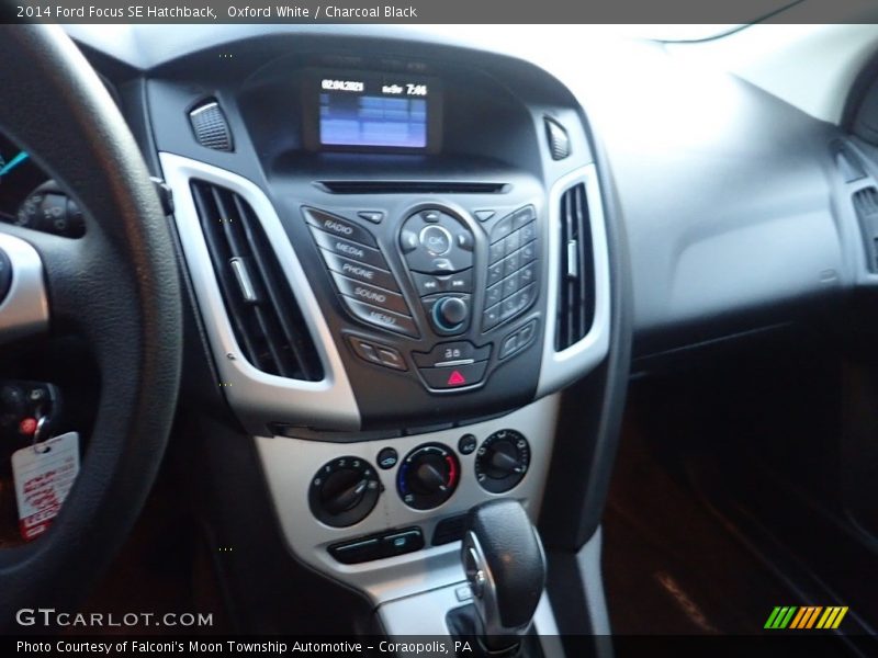 Oxford White / Charcoal Black 2014 Ford Focus SE Hatchback