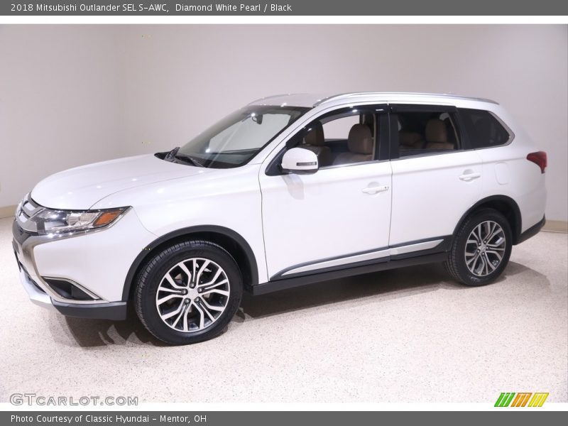 Diamond White Pearl / Black 2018 Mitsubishi Outlander SEL S-AWC