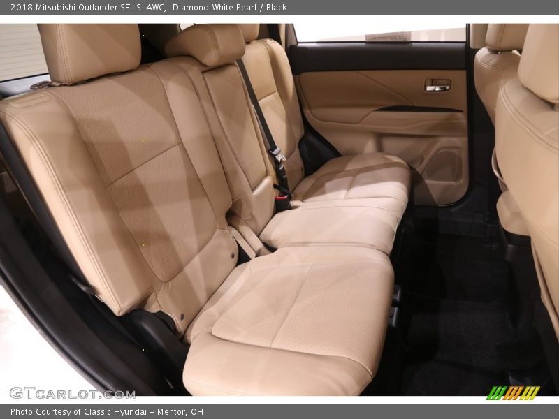 Diamond White Pearl / Black 2018 Mitsubishi Outlander SEL S-AWC