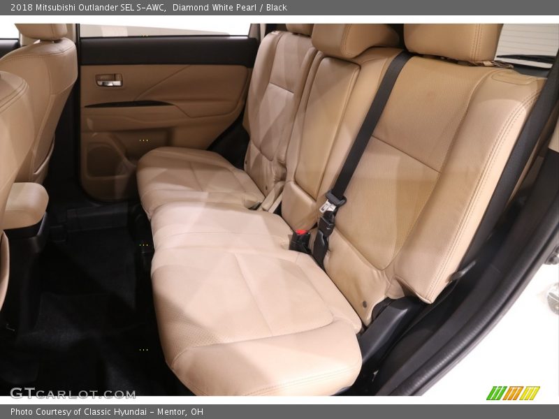 Diamond White Pearl / Black 2018 Mitsubishi Outlander SEL S-AWC