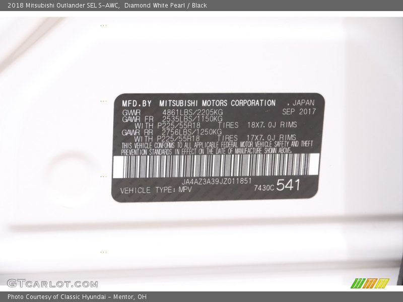 Diamond White Pearl / Black 2018 Mitsubishi Outlander SEL S-AWC