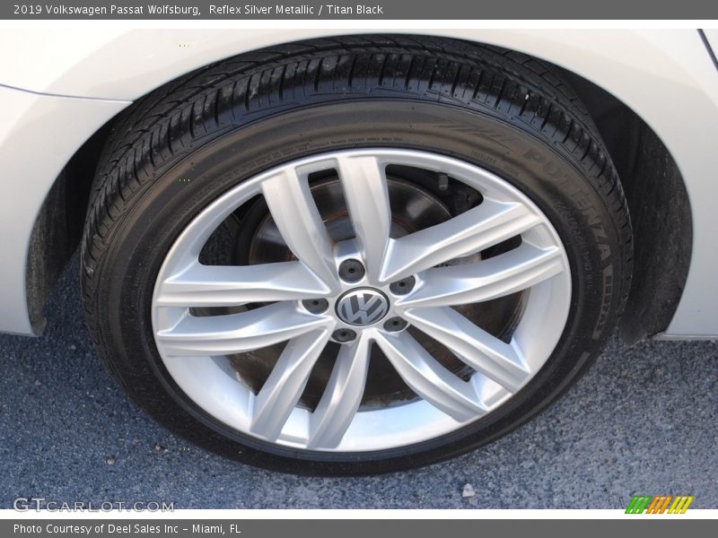 Reflex Silver Metallic / Titan Black 2019 Volkswagen Passat Wolfsburg