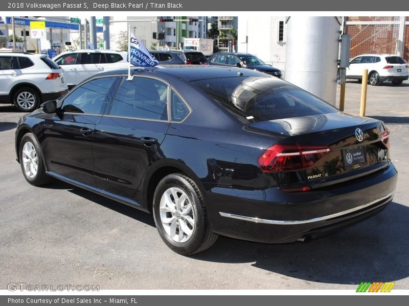 Deep Black Pearl / Titan Black 2018 Volkswagen Passat S