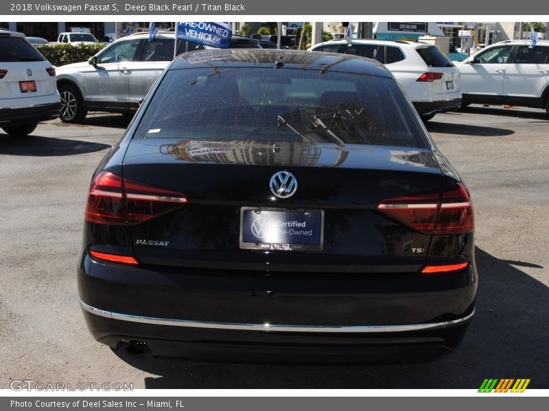 Deep Black Pearl / Titan Black 2018 Volkswagen Passat S
