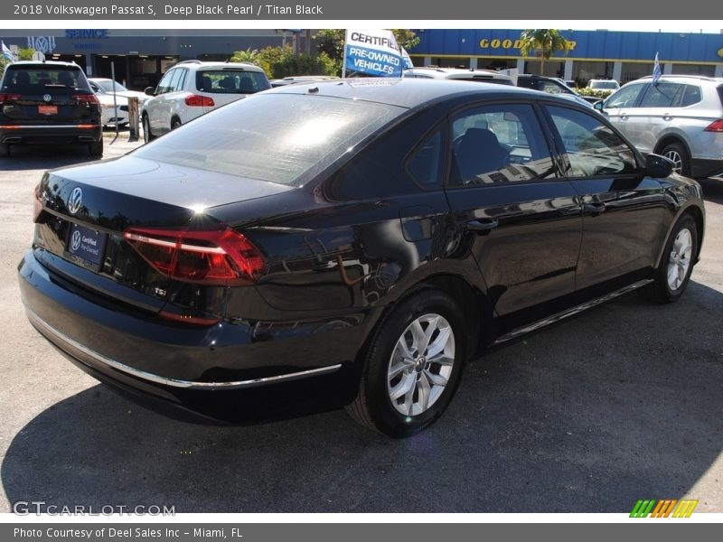 Deep Black Pearl / Titan Black 2018 Volkswagen Passat S