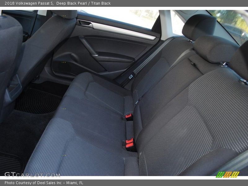 Deep Black Pearl / Titan Black 2018 Volkswagen Passat S