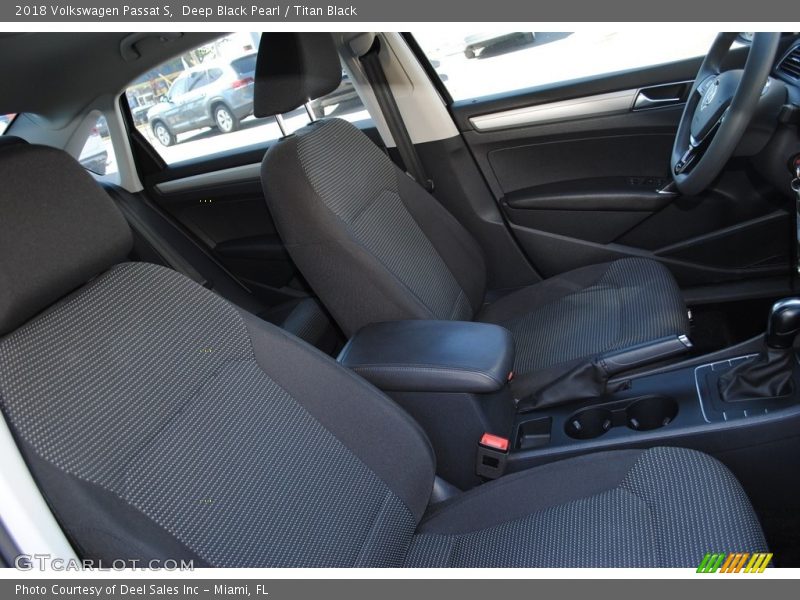 Deep Black Pearl / Titan Black 2018 Volkswagen Passat S