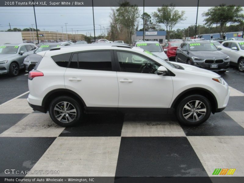 Super White / Black 2018 Toyota RAV4 XLE