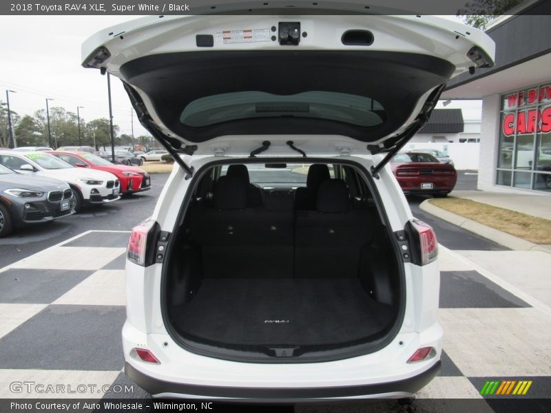 Super White / Black 2018 Toyota RAV4 XLE
