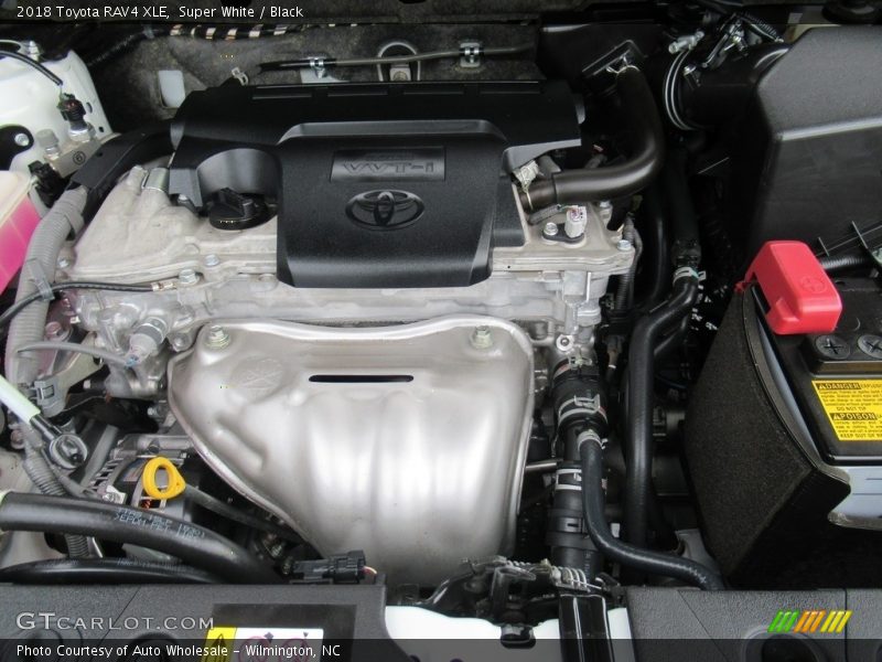 Super White / Black 2018 Toyota RAV4 XLE