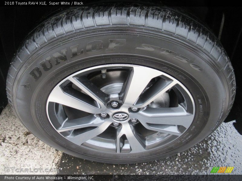 Super White / Black 2018 Toyota RAV4 XLE