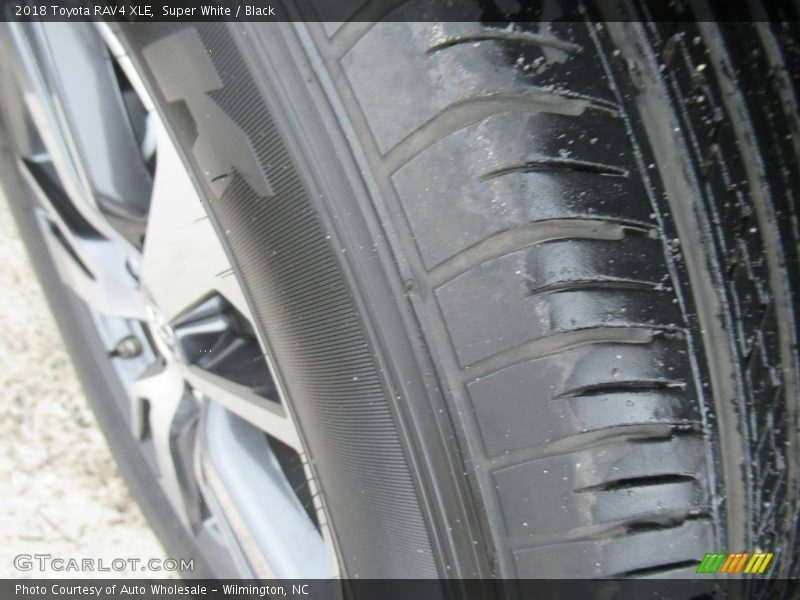 Super White / Black 2018 Toyota RAV4 XLE