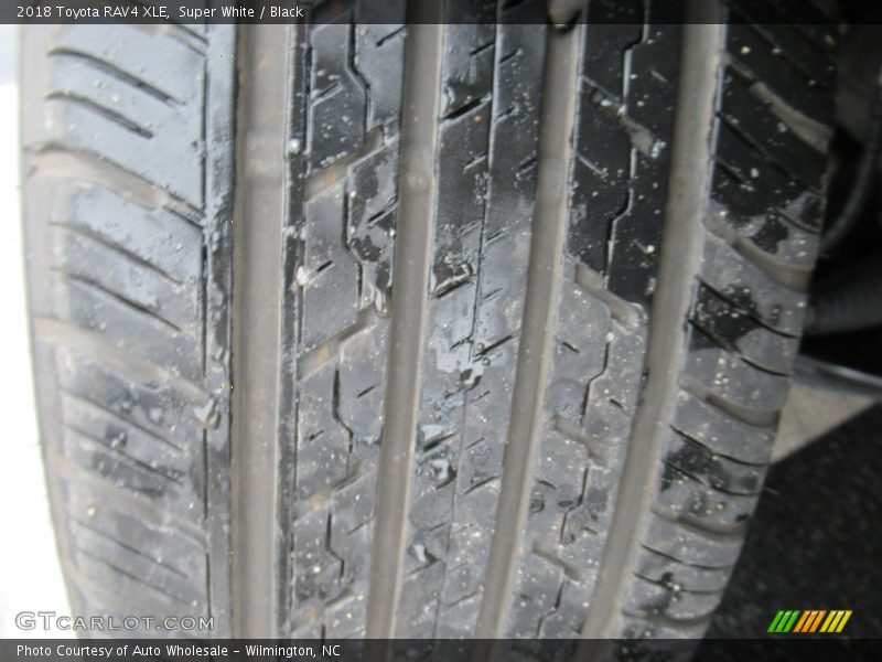 Super White / Black 2018 Toyota RAV4 XLE