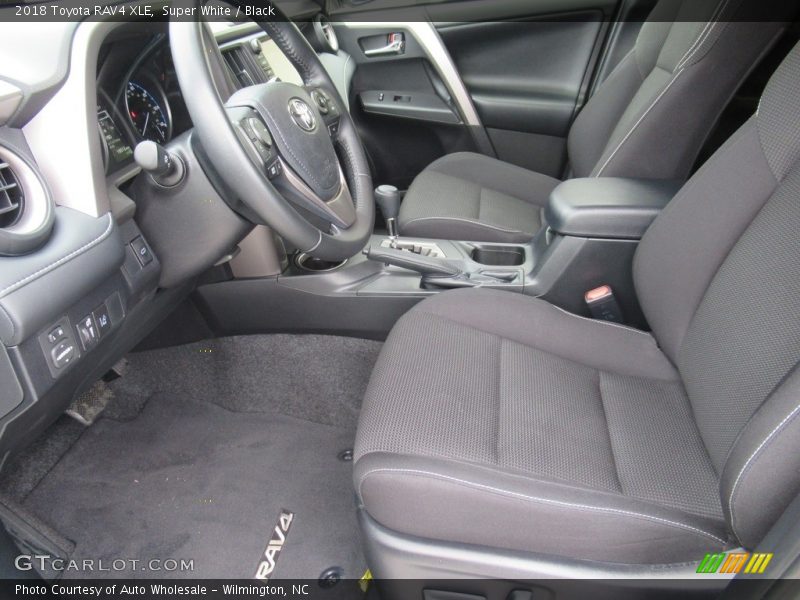 Super White / Black 2018 Toyota RAV4 XLE