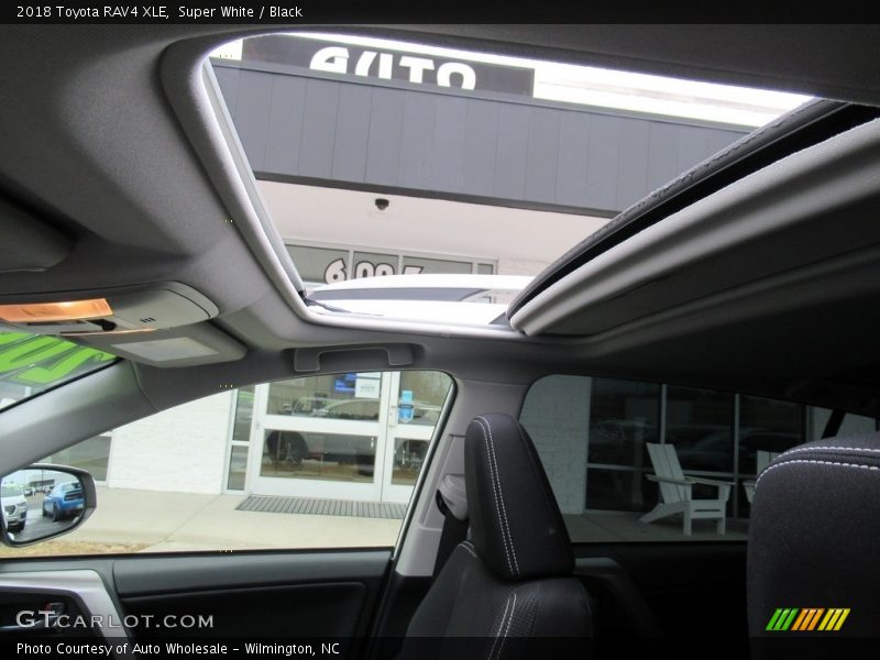Super White / Black 2018 Toyota RAV4 XLE