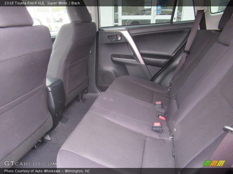 Super White / Black 2018 Toyota RAV4 XLE