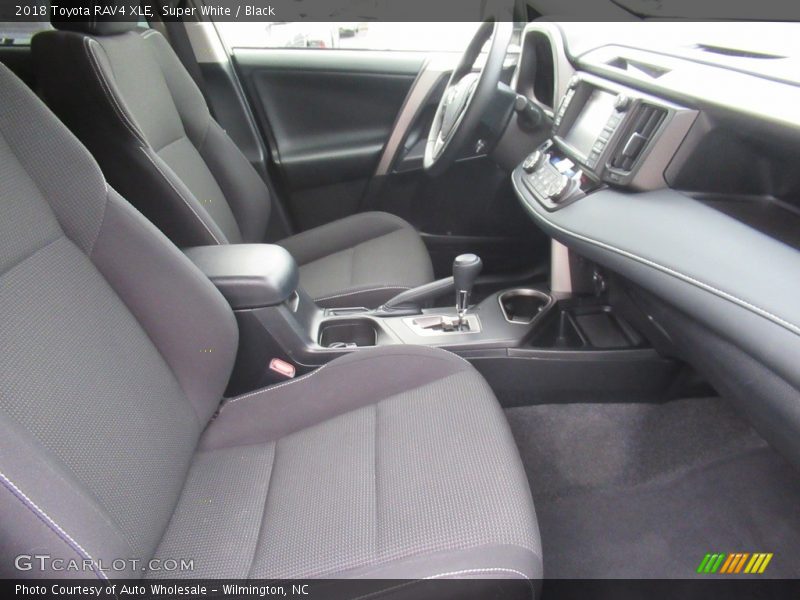 Super White / Black 2018 Toyota RAV4 XLE