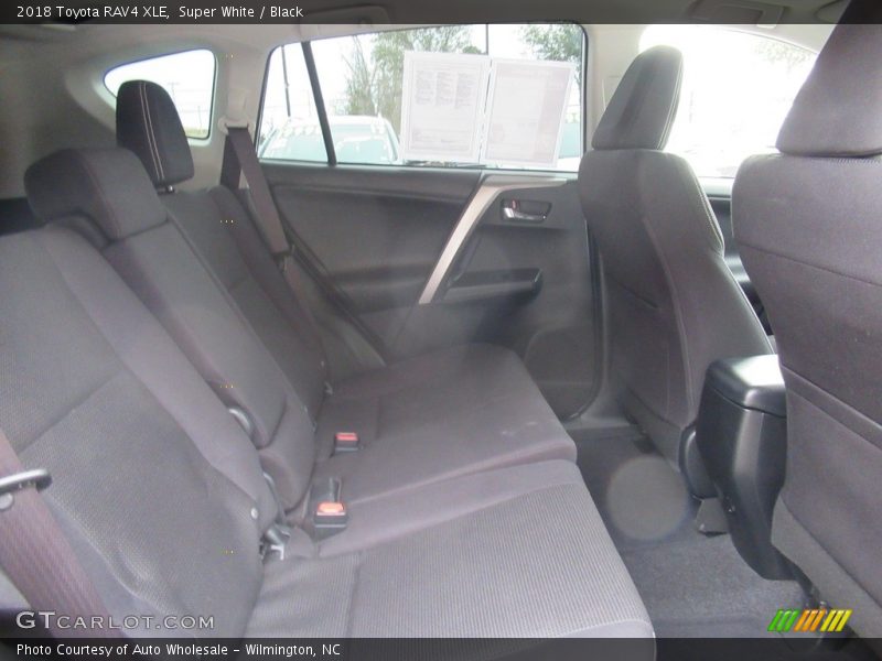 Super White / Black 2018 Toyota RAV4 XLE
