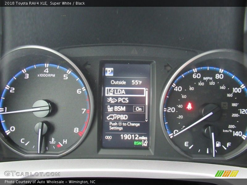 Super White / Black 2018 Toyota RAV4 XLE