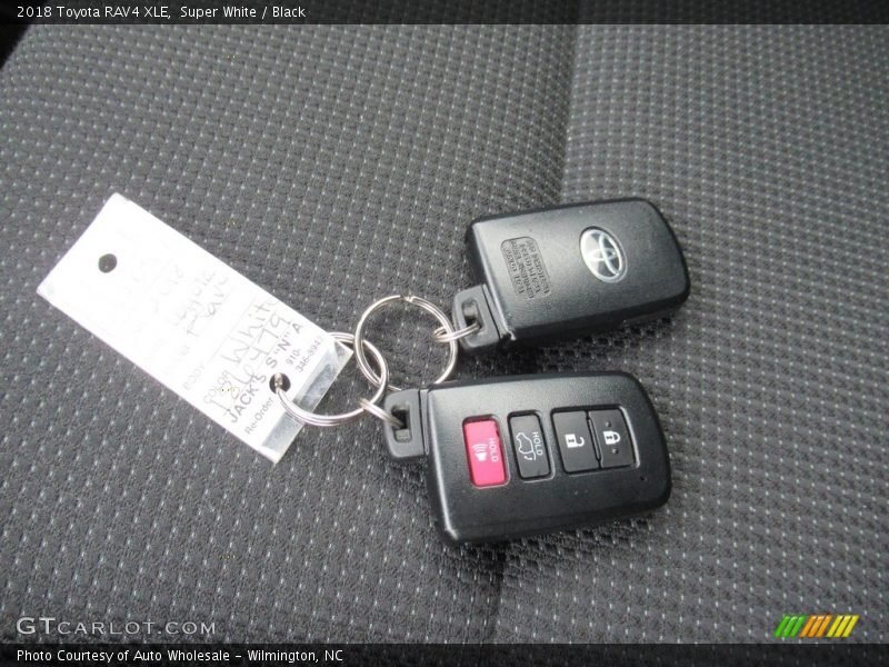 Super White / Black 2018 Toyota RAV4 XLE