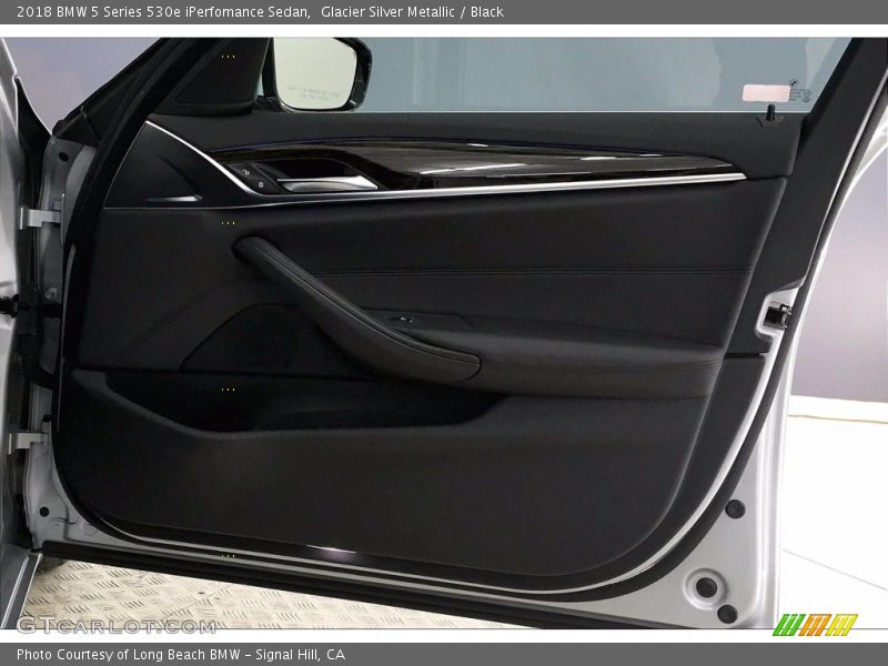 Glacier Silver Metallic / Black 2018 BMW 5 Series 530e iPerfomance Sedan