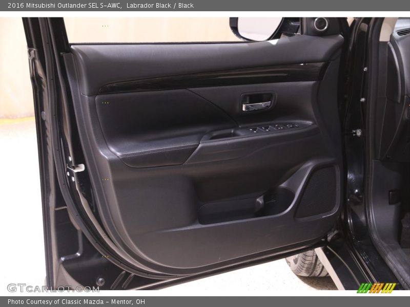 Door Panel of 2016 Outlander SEL S-AWC