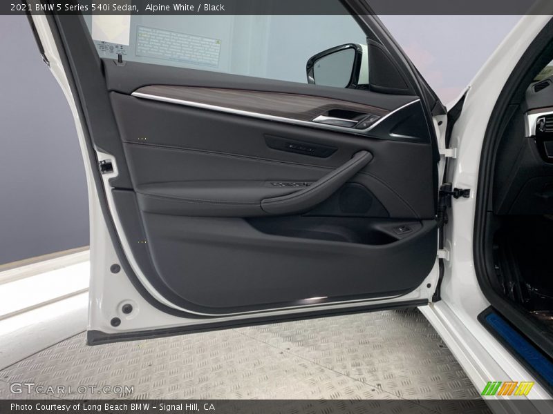 Alpine White / Black 2021 BMW 5 Series 540i Sedan