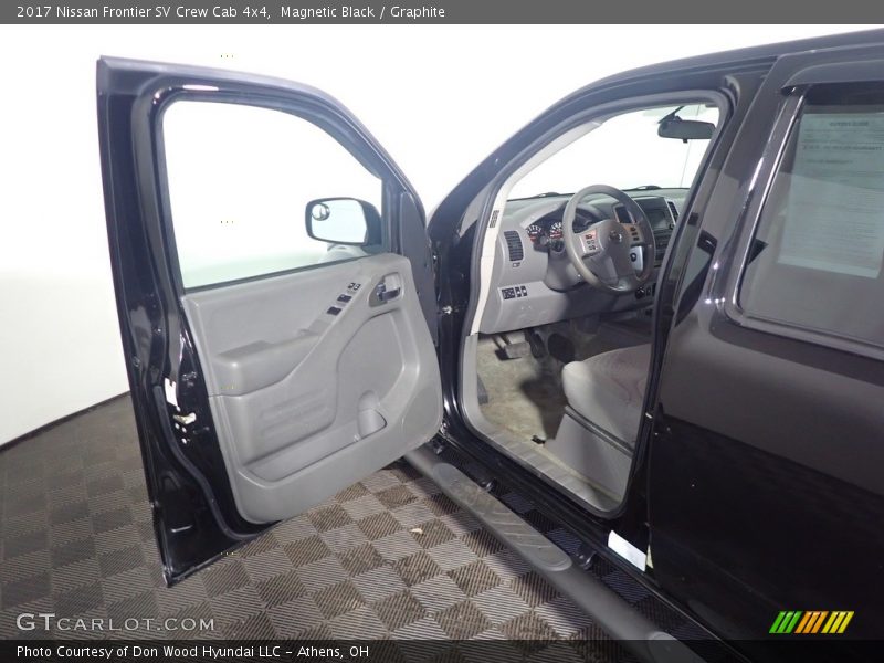 Magnetic Black / Graphite 2017 Nissan Frontier SV Crew Cab 4x4