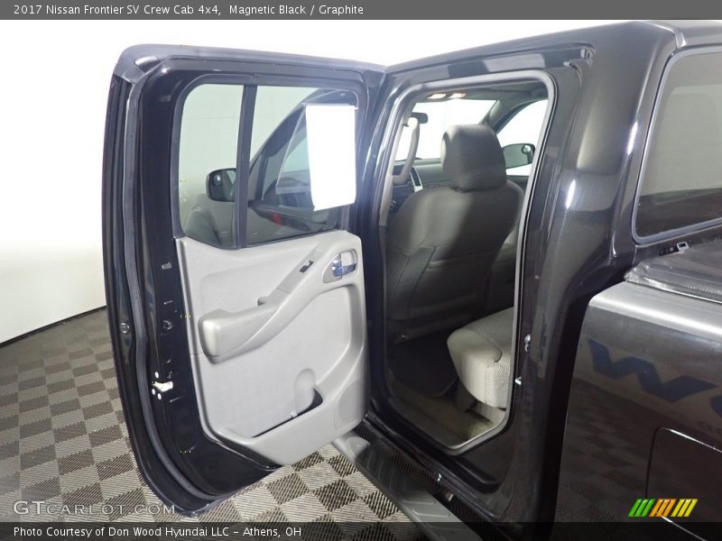Magnetic Black / Graphite 2017 Nissan Frontier SV Crew Cab 4x4