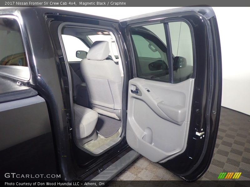Magnetic Black / Graphite 2017 Nissan Frontier SV Crew Cab 4x4