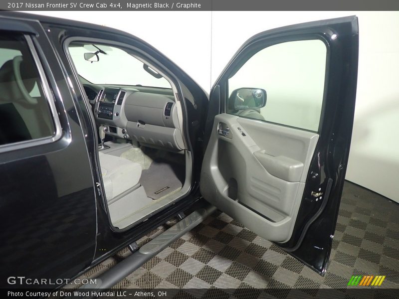 Magnetic Black / Graphite 2017 Nissan Frontier SV Crew Cab 4x4